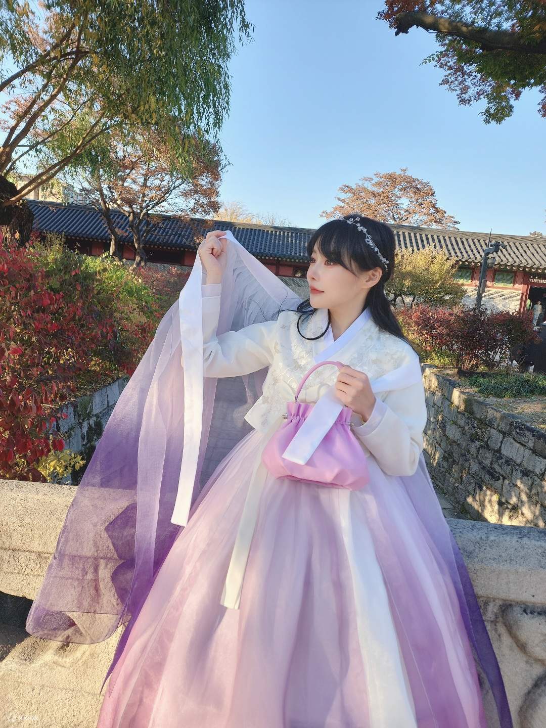 gadis memakai hanbok ungu