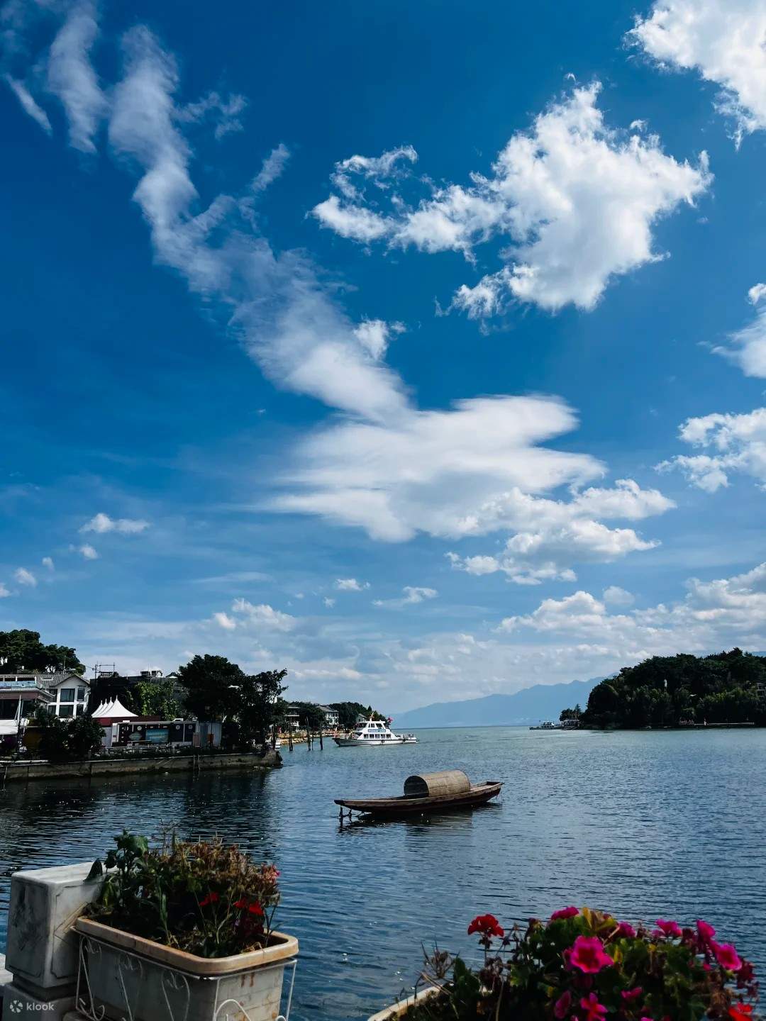 En gammal kuststad känd som den främsta staden med vacker utsikt över Cangshan och Erhai, belägen på Erhais nordöstra strand, omgiven av vatten på tre sidor och med Cangshan-bergen i ryggen. Den kombinerar Bai-fiskebyns livlighet med modern konstnärlig es