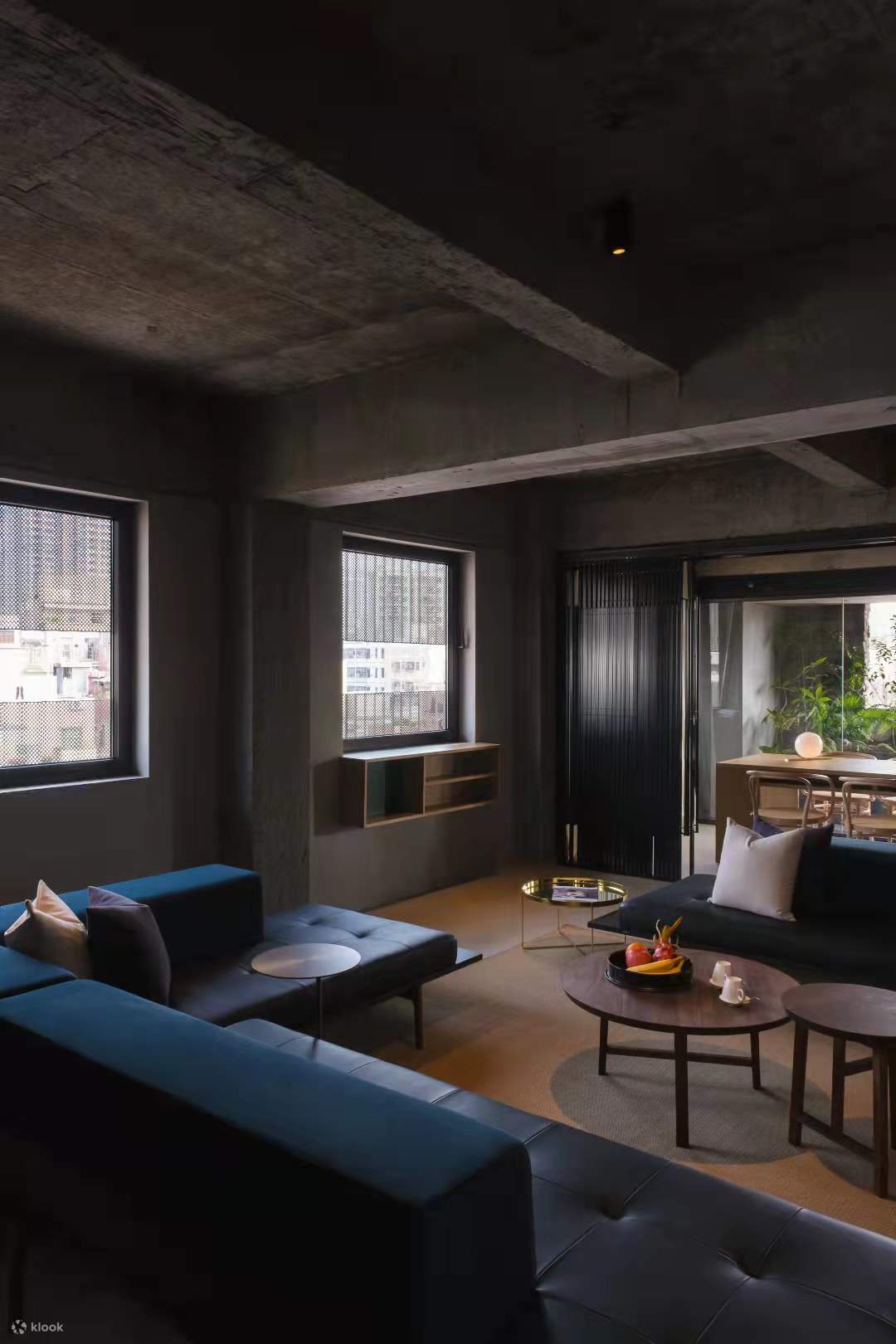 Drawing reference from the metal folding doors that can be seen everywhere in Shenzhen and Guangzhou, the two areas are separated by an iron curtain design grille, giving the space a modern and poetic expression, with a sense of interweaving light and sha