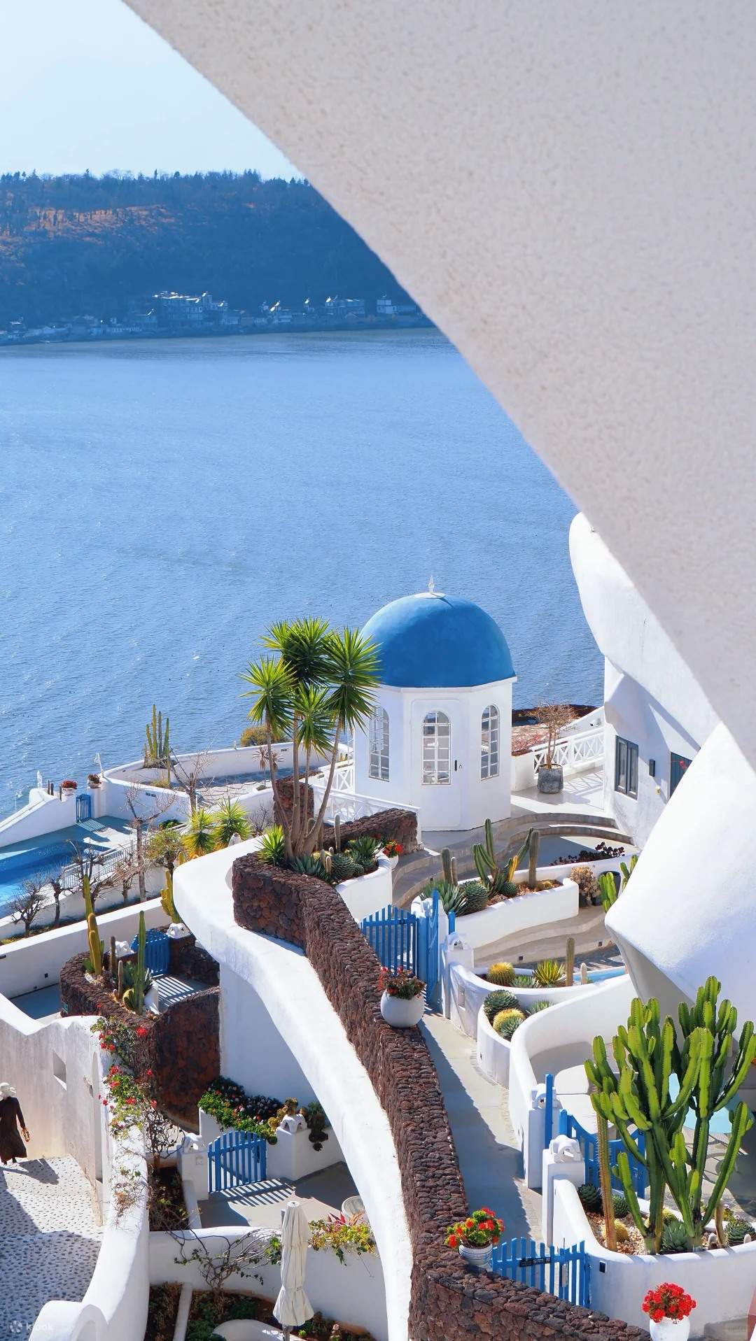 La Santorini de Dali, cuyo nombre oficial es Ideal State Tourist Resort Town, está situada en los acantilados de la orilla este del lago Erhai, junto a la isla Jinsuo, y es un punto de referencia popular en internet alrededor del lago Erhai.