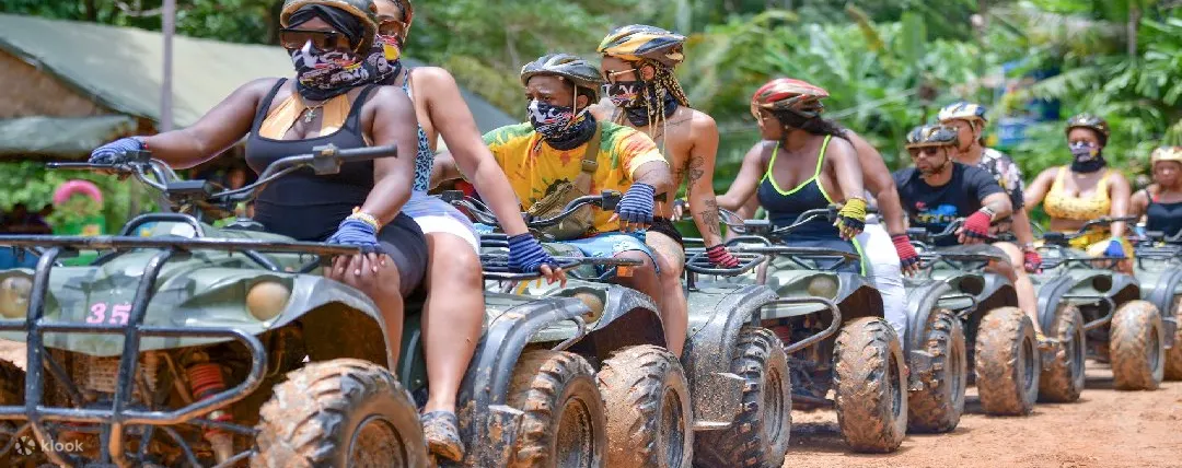 驾驶 ATV 的游客