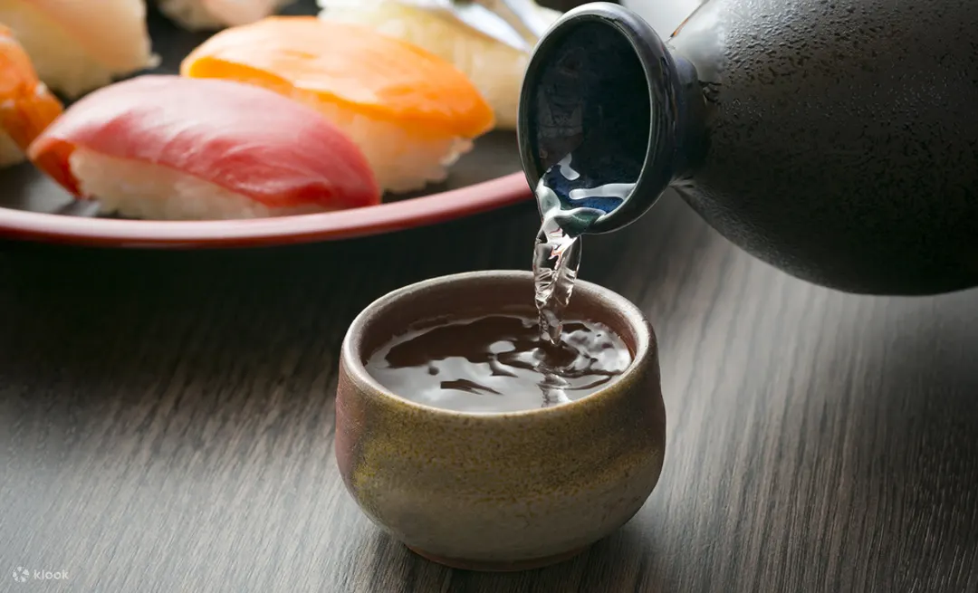 享用手工寿司和日本酒