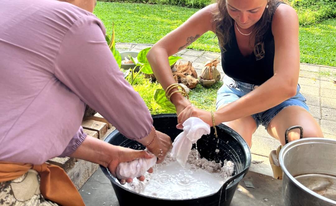 Traditionelle Kokosnussöl-Herstellung in Bali
