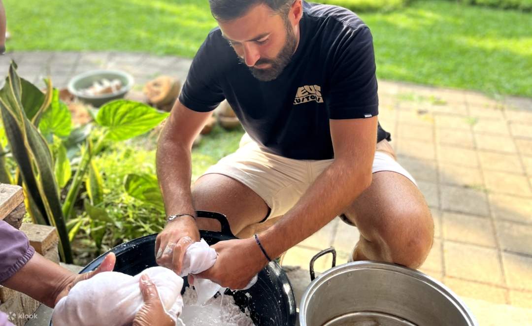 Traditionelle Kokosnussöl-Herstellung in Bali