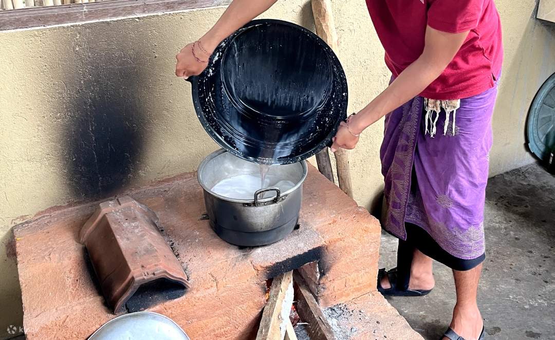 Processo tradizionale di produzione dell'olio di cocco a Bali