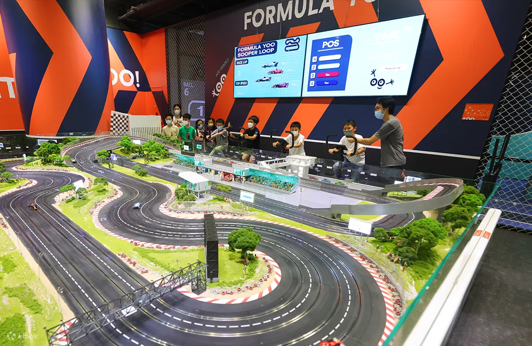Formula Yoo Sooper Loop : It’s a race against time and fellowbikers and  spinners, on the SooperLoop – a not-so-very miniature model F1 track