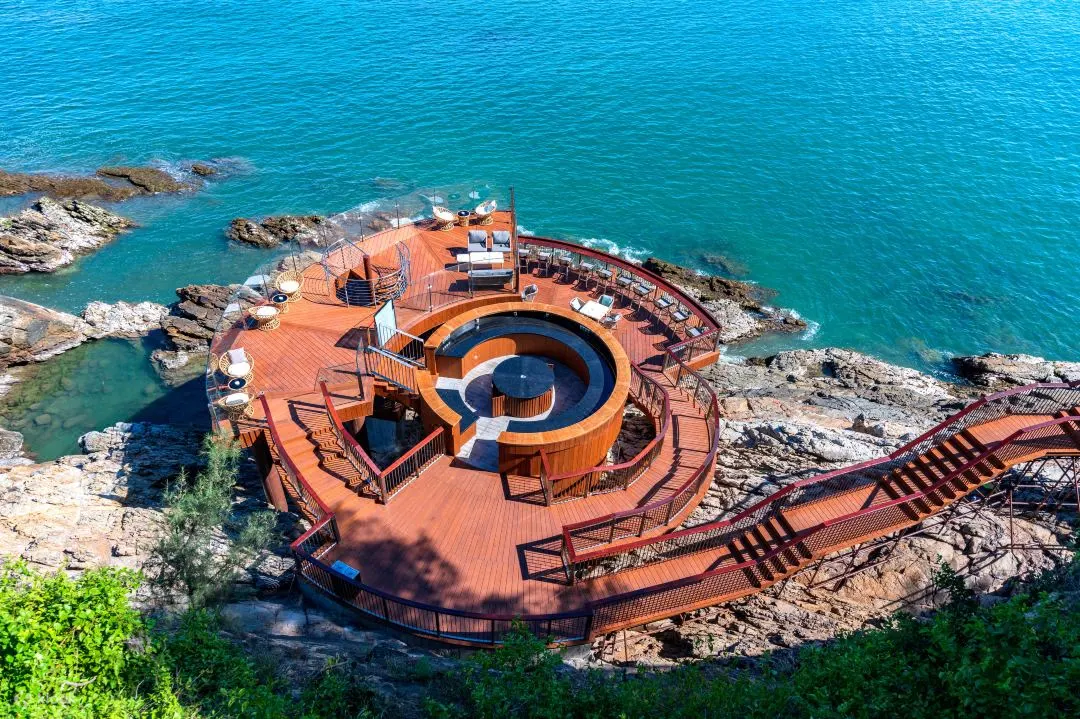 首栋投入运营的【海的银沙】，412间客房和套房，包括正海景客房、全海景套房、亲子主题套房、萌 宠友好客房、空中别墅，为顾客提供全时多维度的新度假生活方式。