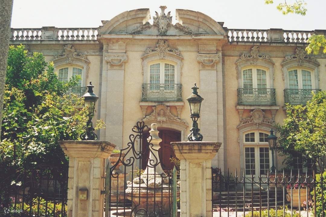 Загляните в Беверли-Хиллз, чтобы полюбоваться великолепными домами кинозвезд, таких как Джонни Депп и Леонардо Ди Каприо.