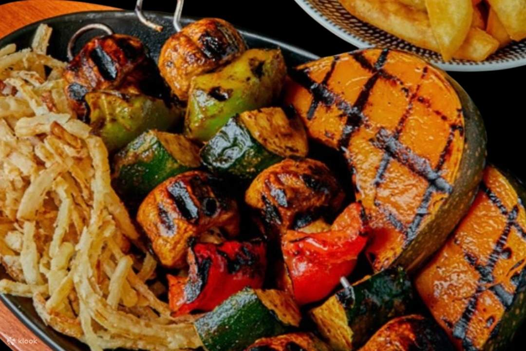 อิ่มอร่อยไปกับอาหารมังสวิรัติหลากสีสัน เสิร์ฟพร้อมผักย่างชาร์โคลเคลือบซอส และสลัด