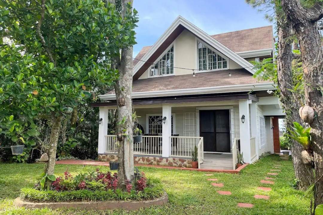 Charmante maison nichée au milieu de la verdure et des arbres
