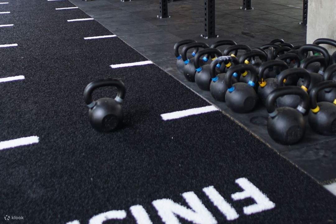 床に置かれたケトルベルとフィニッシュサイン