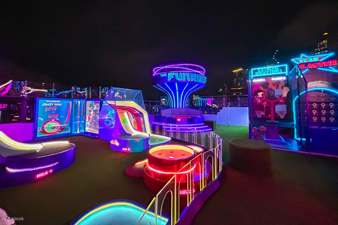 Веселая крыша со всеми неоново освещенными играми