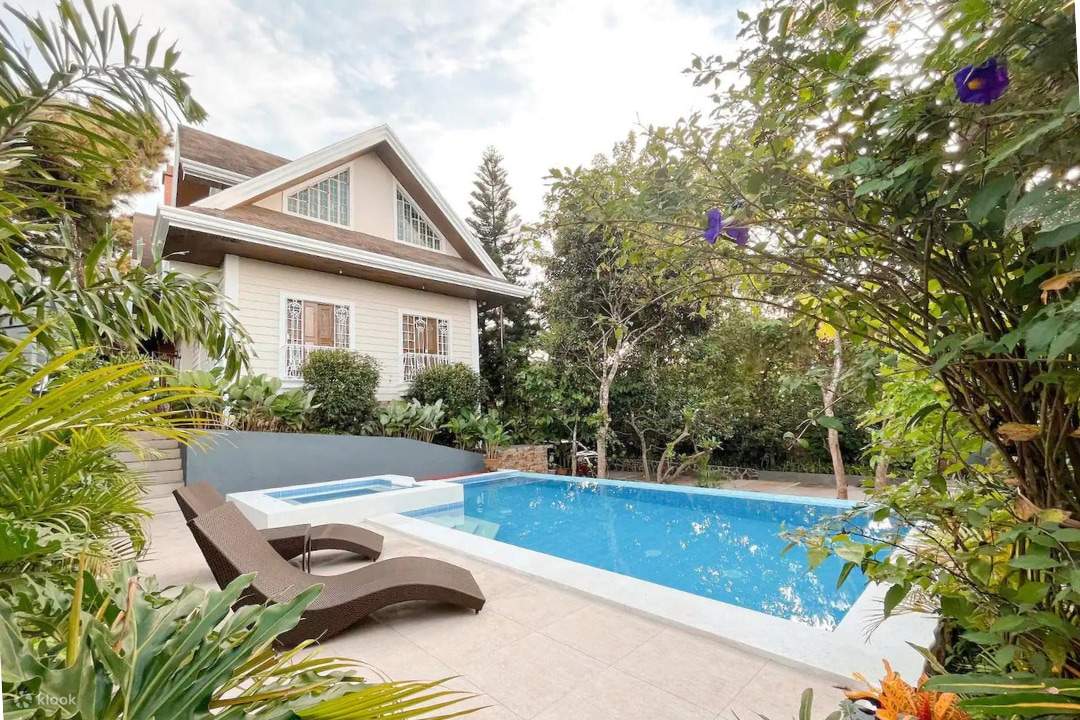 Une magnifique maison avec piscine et une chaise longue confortable, parfaite pour se détendre et profiter du soleil