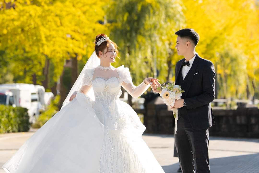 Có nhiều kiểu váy cưới khác nhau.