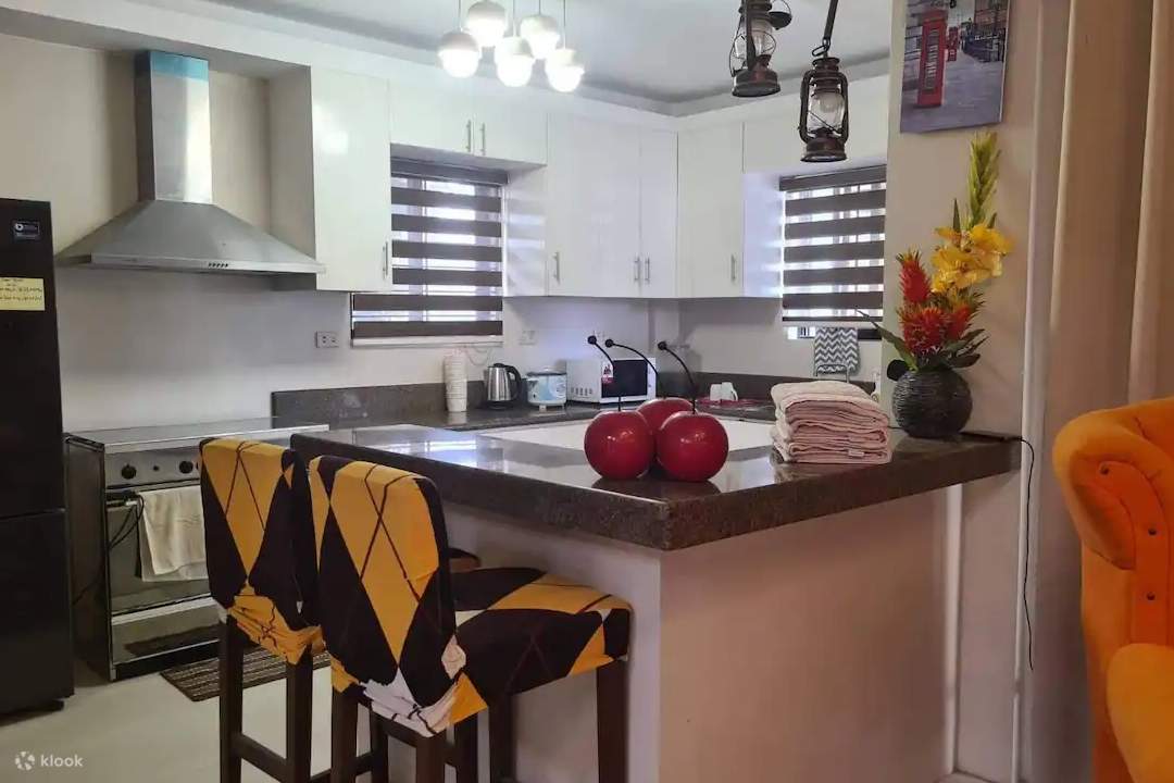 ruang makan dan bar berdekatan dengan dapur