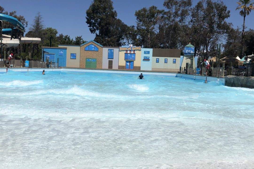 การเข้าชม Six Flags Hurricane Harbour ในลอสแองเจลิส 1 วัน (เข้าโดยตรง