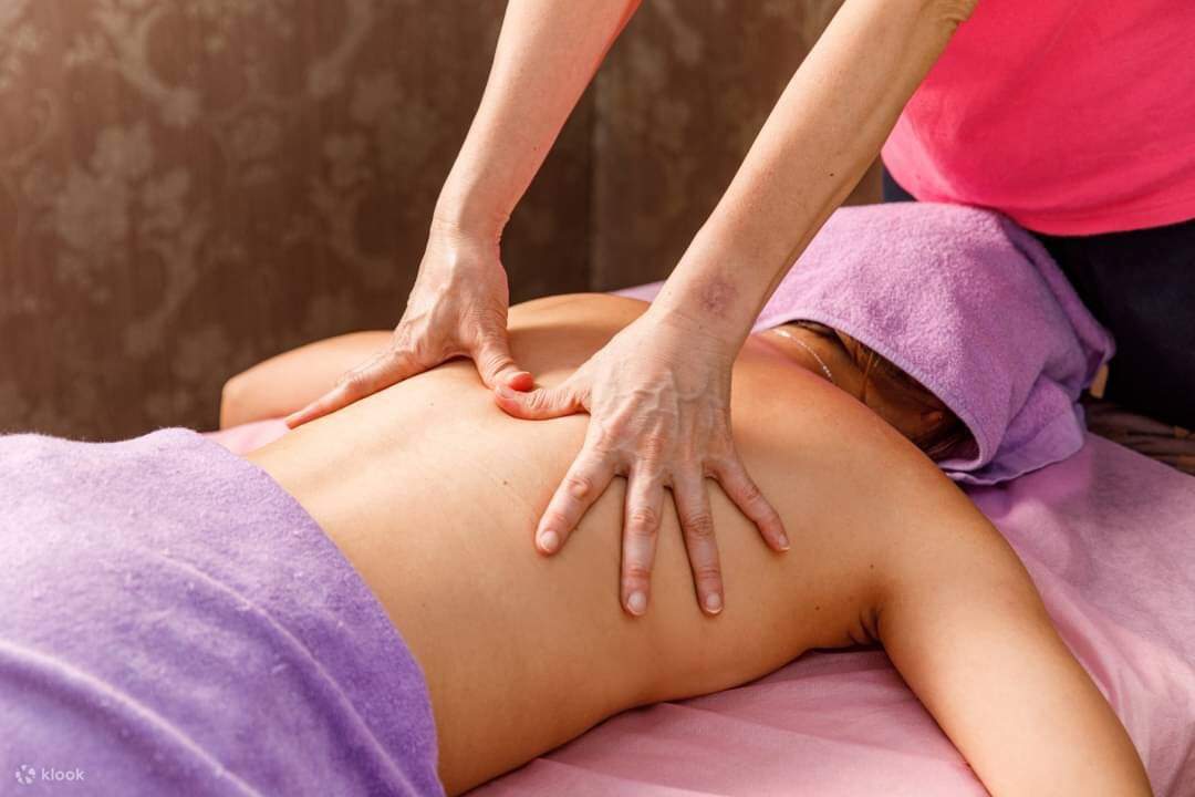 숙련된 마사지사가 손끝으로 뭉친 근육을 시원하게 풀어드립니다.