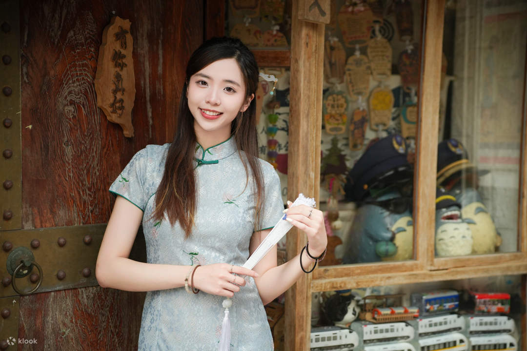 Cheongsam yang dipadankan dengan gaya ringkas sudah cukup untuk menonjolkan aura kewanitaan yang terbaik.