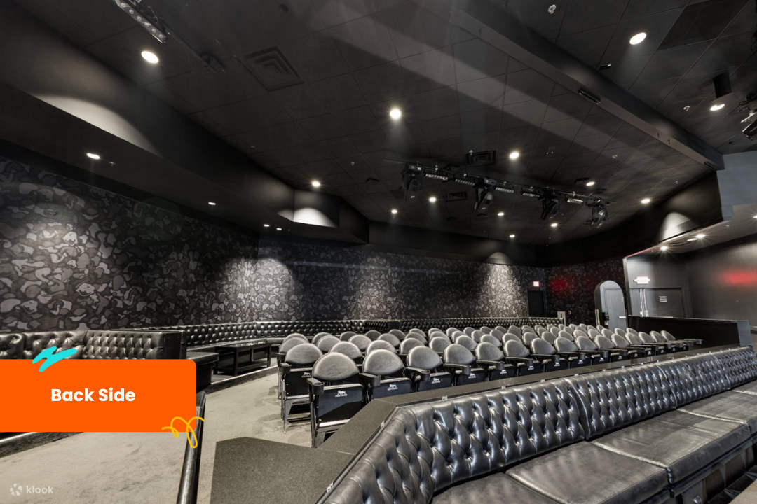 Наблюдайте за магией Jabbawockeez, расположившись в удобном кресле с прекрасным видом на сцену.