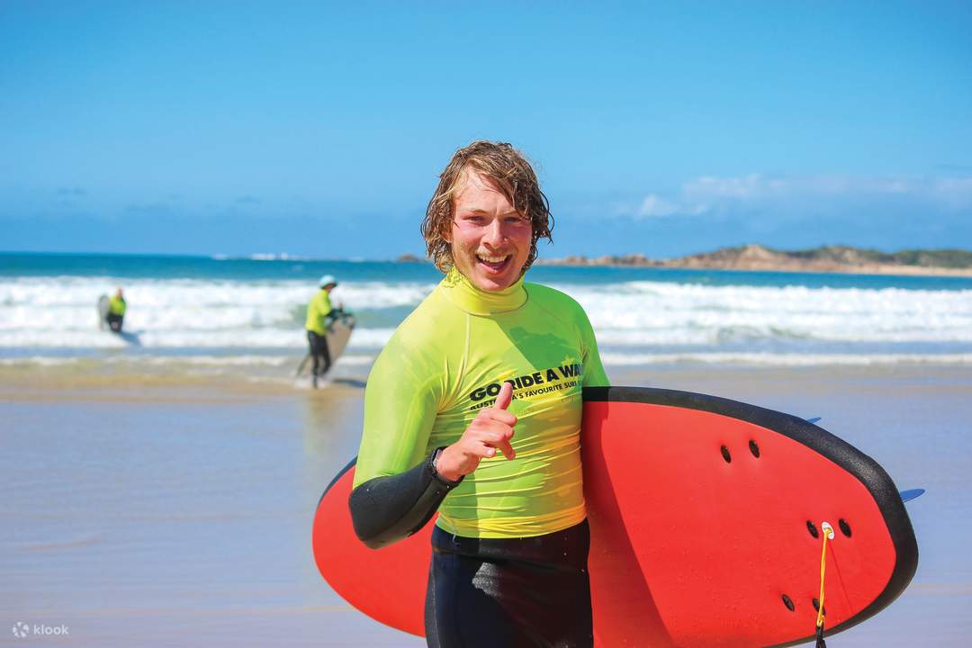 Erleben Sie den Nervenkitzel von Surfstunden an der Great Ocean Road, bezwingen Sie Wellen und erkunden Sie atemberaubende Küstenlinien