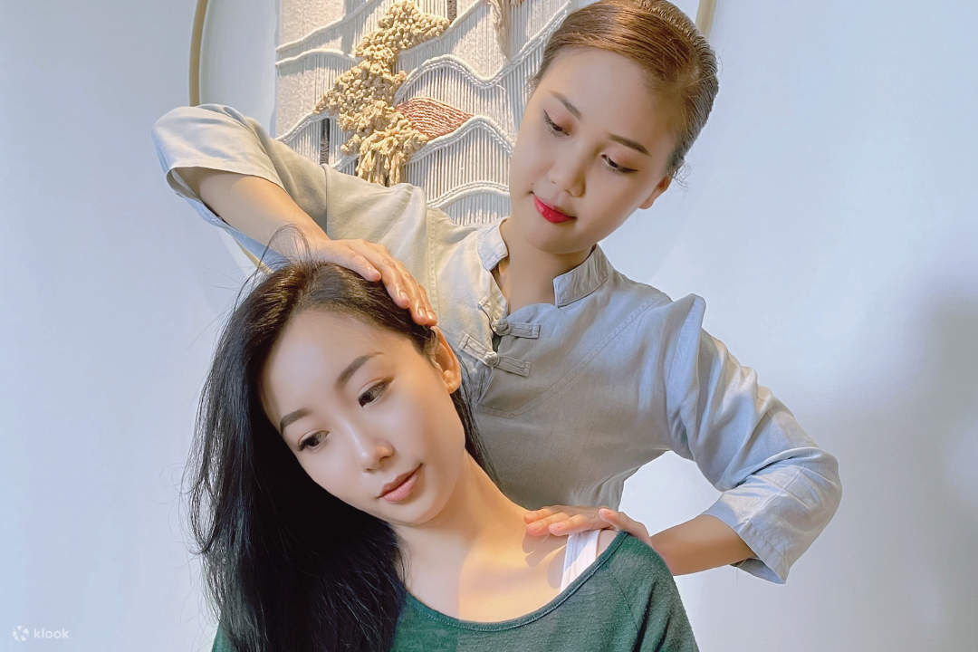 pijat kepala dan bahu