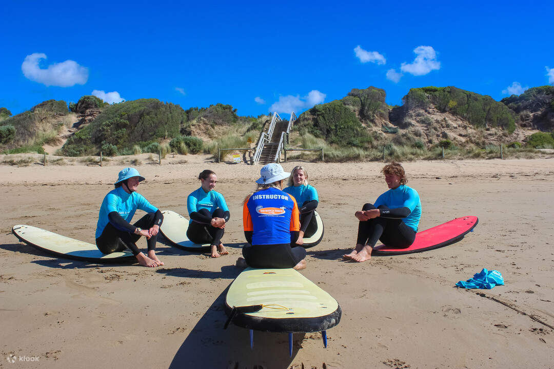 Erkunden Sie berühmte Surfstrände, nehmen Sie an anfängerfreundlichen Kursen teil und erleben Sie authentische Surfkultur ab Melbourne.