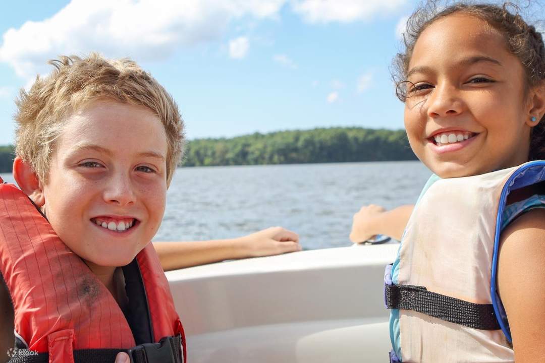 Les enfants portent un gilet de sauvetage sur l'eau.