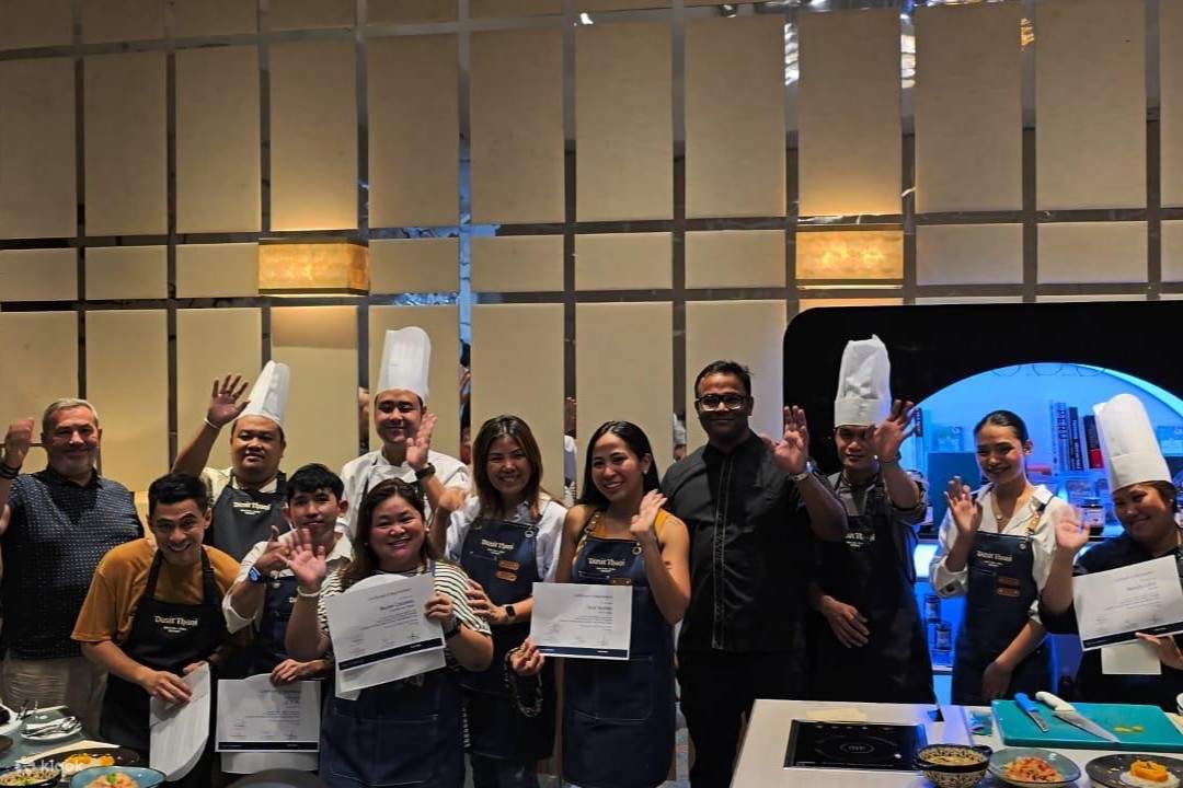 กลุ่มคนที่กำลังแสดงใบรับรองการจบหลักสูตร