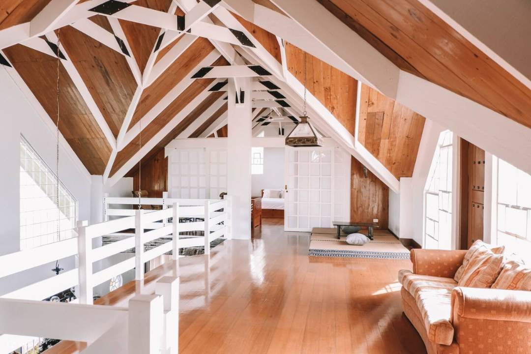 Loft rustique avec poutres apparentes et canapé élégant