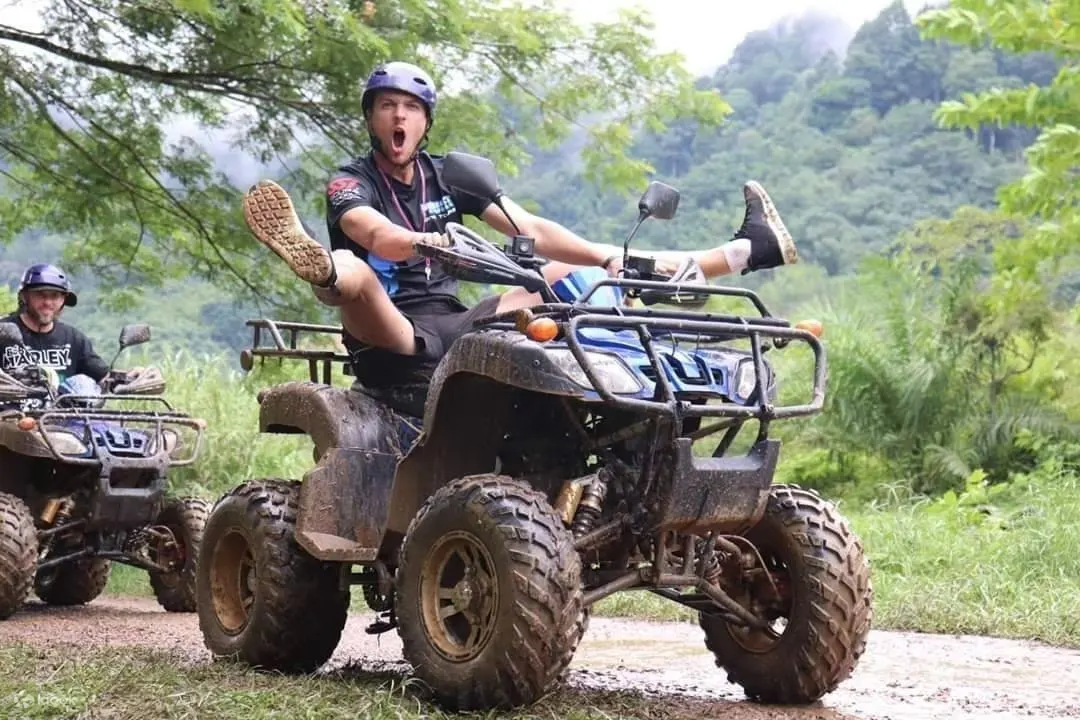 乘坐全地形车 (ATV) 提供了一种探索丛林环境的令人兴奋的方式。