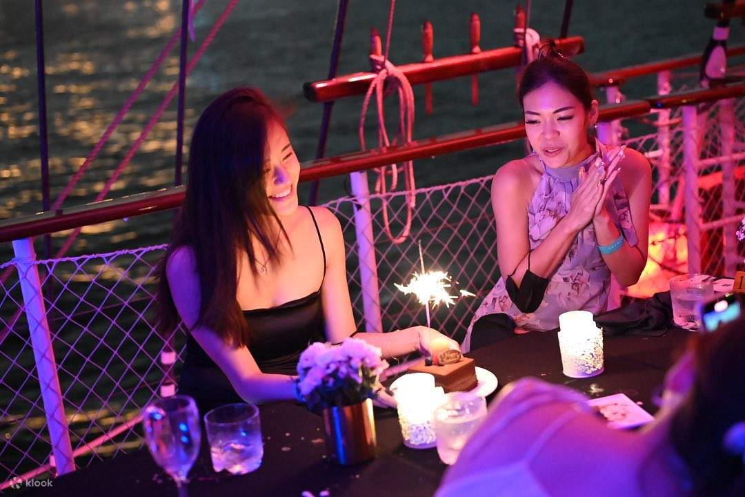 Crucero con cena al atardecer y luces de la ciudad de Singapur a bordo del Royal Albatross