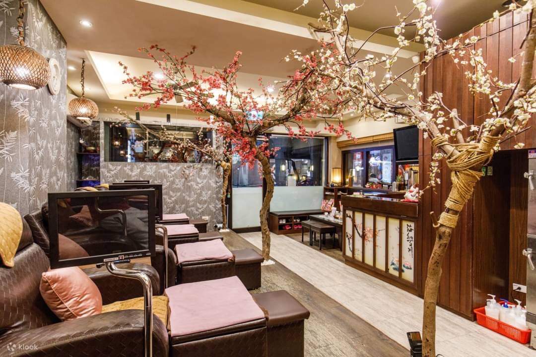 산앵연 남녀 양생원은 일본식 장식 스타일로 꾸며져 있으며, 가게 안의 조명부터 벚꽃나무 조경까지 일본 특유의 분위기를 풍깁니다.