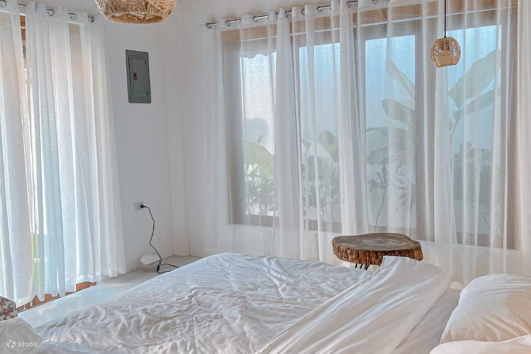 一間舒適的卧室，配有一張舒適的牀和一扇引入自然光的窗户