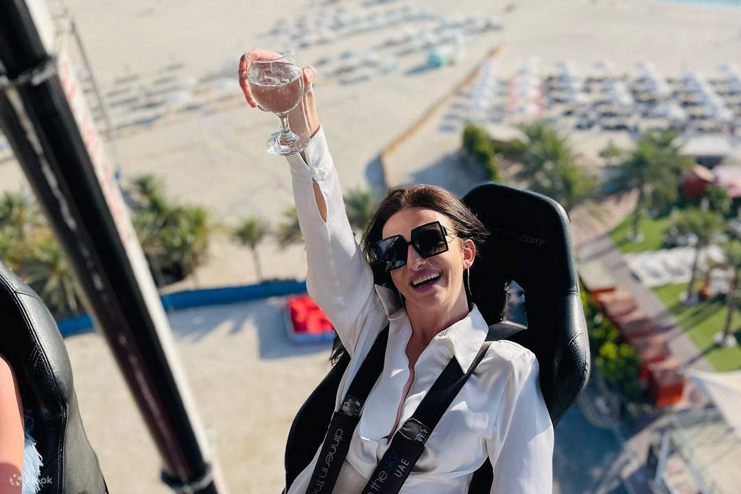 seorang wanita menikmati makan malam di Dinner in the Sky di Dubai