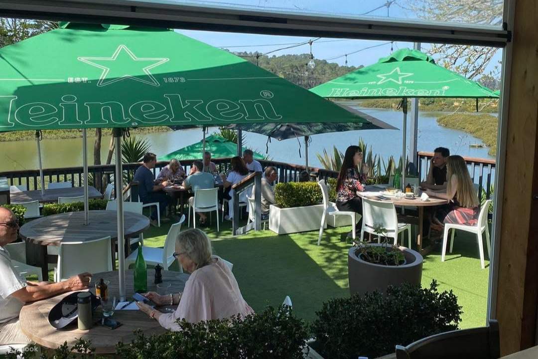 Dînez sur la terrasse extérieure avec une vue imprenable sur la rivière 