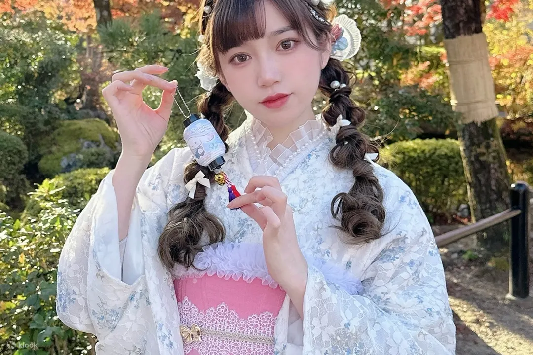 迷人的日系轻透妆容、精致的发型设计以及华丽的发饰，定能让您在人群中熠熠生辉，拍照时更显优雅与大方
