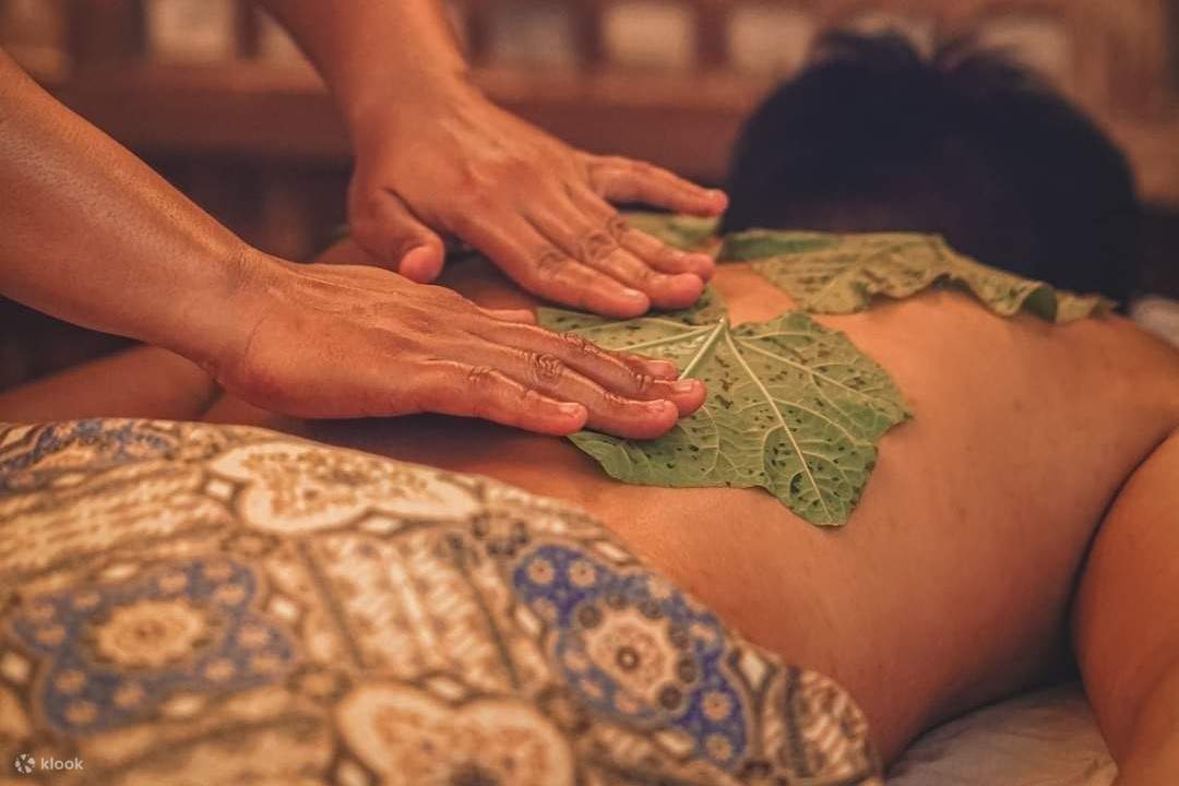 在伊拉亞靜修水療中心享受背部樹葉按摩