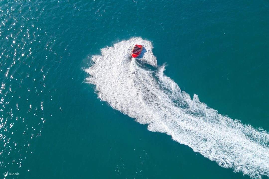 jet boat melakukan putaran yang mendebarkan