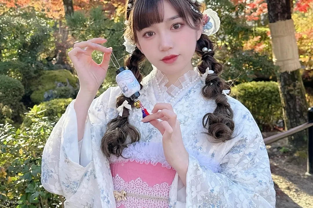 在发型设计上，我们会根据和服风格，同时尊重您的喜好，更会配衬独一无二的发饰（部分为手工制作），精心编织；让您成为众人瞩目的焦点。