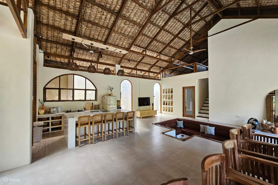 ruang keluarga yang luas dengan dapur dan ruang makan