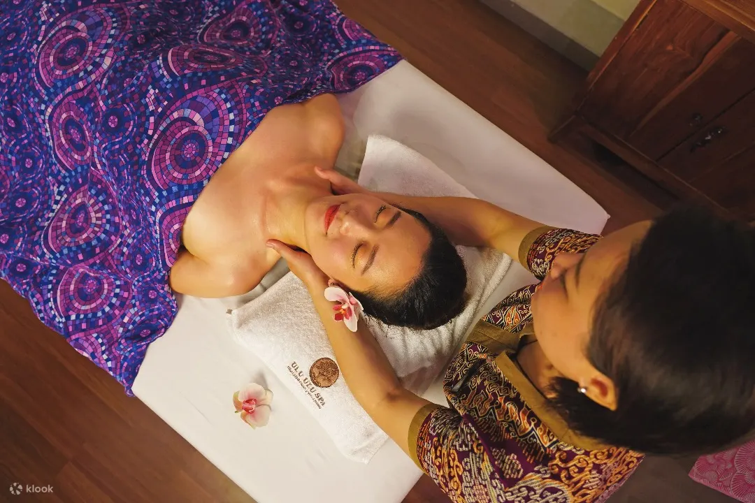 在 ulu ulu 水疗中心接受治疗的女士