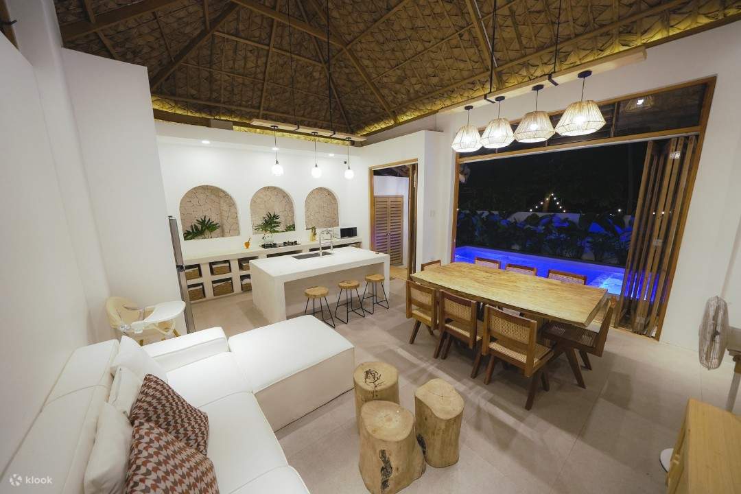 寬敞的客廳設有餐桌和廚房