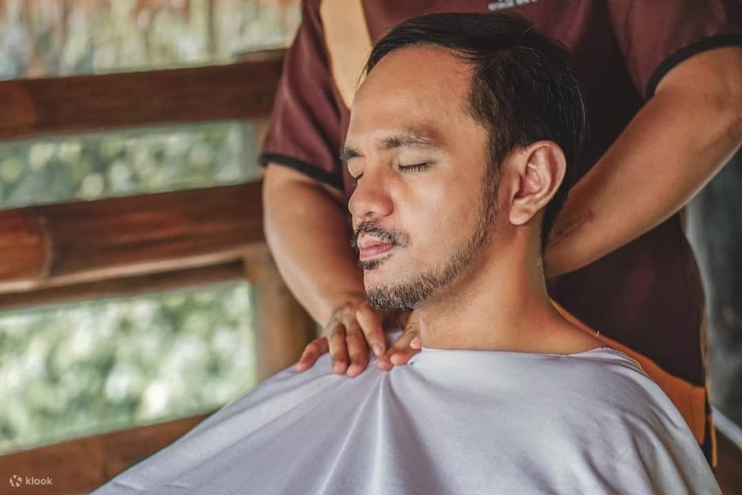 homme recevant un massage des épaules au spa Ilaya Retreat
