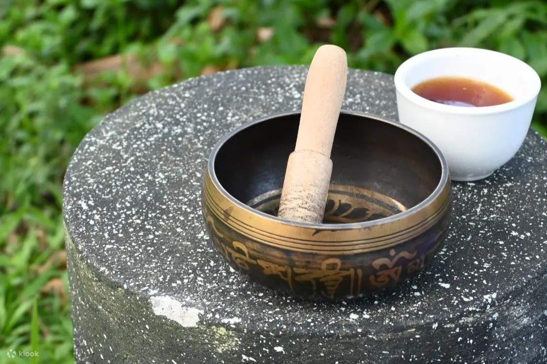花岗岩桌面上摆放着茶杯和研钵