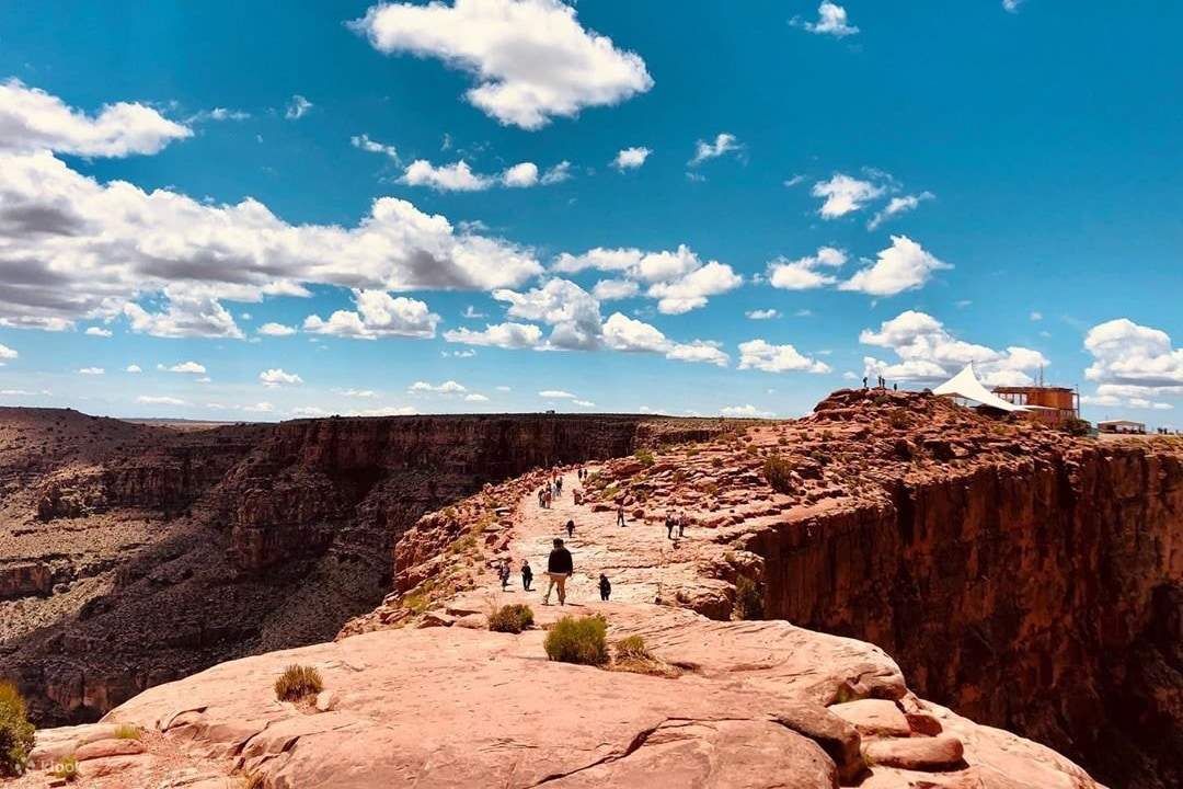 Personas caminando por el Gran Cañón