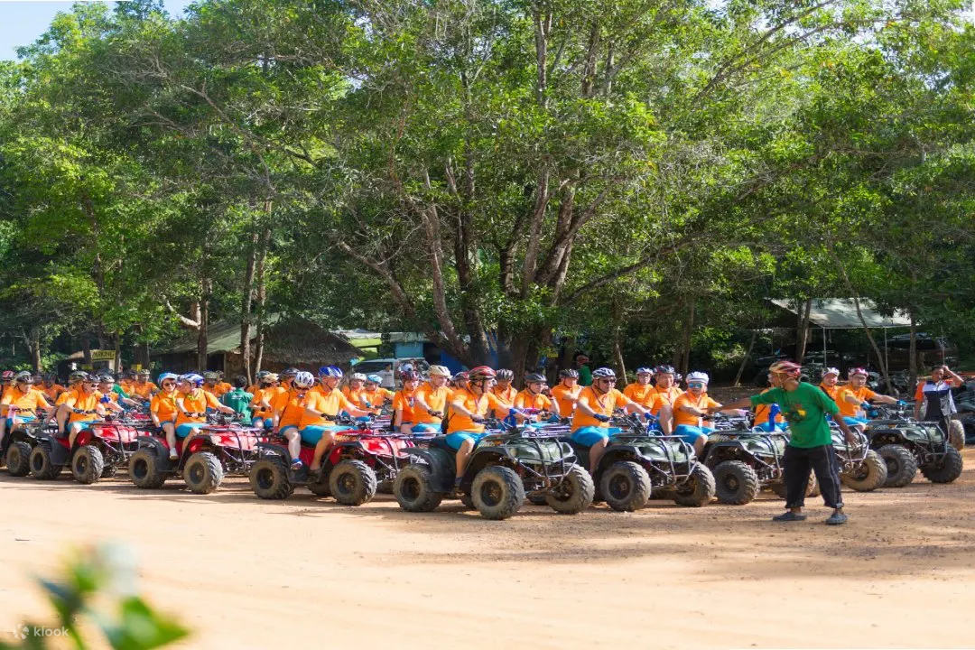 一群驾驶 ATV 的人