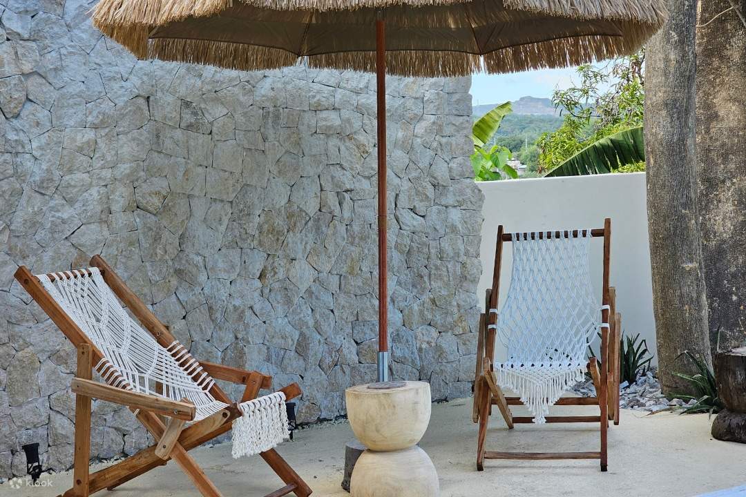 payung berwarna cokelat muda yang memberikan keteduhan di hari yang cerah