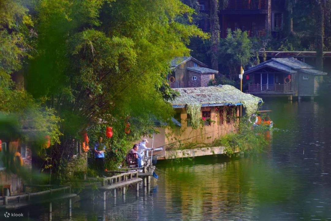 246 camere in stile pastorale - 8 sale conferenze di diverse specifiche, una capacità massima di 680 persone - Pieno di verde, ossigeno fresco e dolci viste sui laghi e sulle montagne