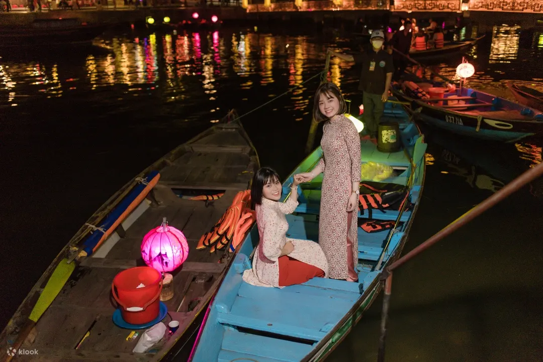 Thư-giãn-ngắm-nhìn-phố-cổ-Hội-An-đẹp-lung-linh-huyền-ảo-từ-con-thuyền-bơi-dọc-theo-dòng-sông