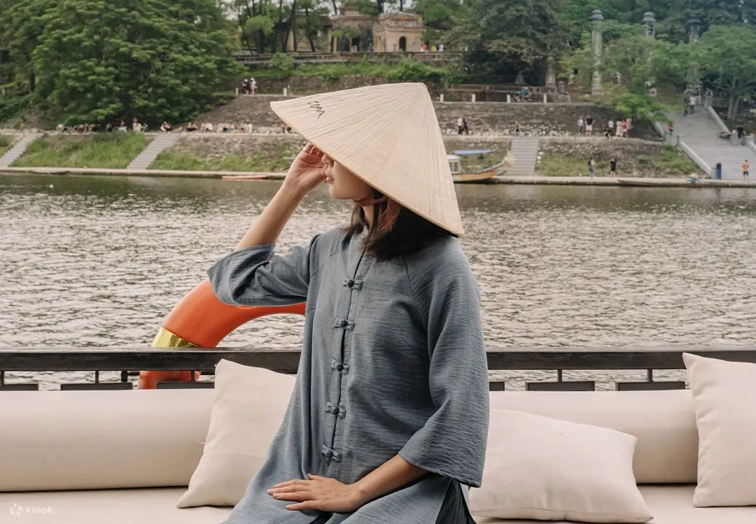 乘游船体验香江和天姥寺
